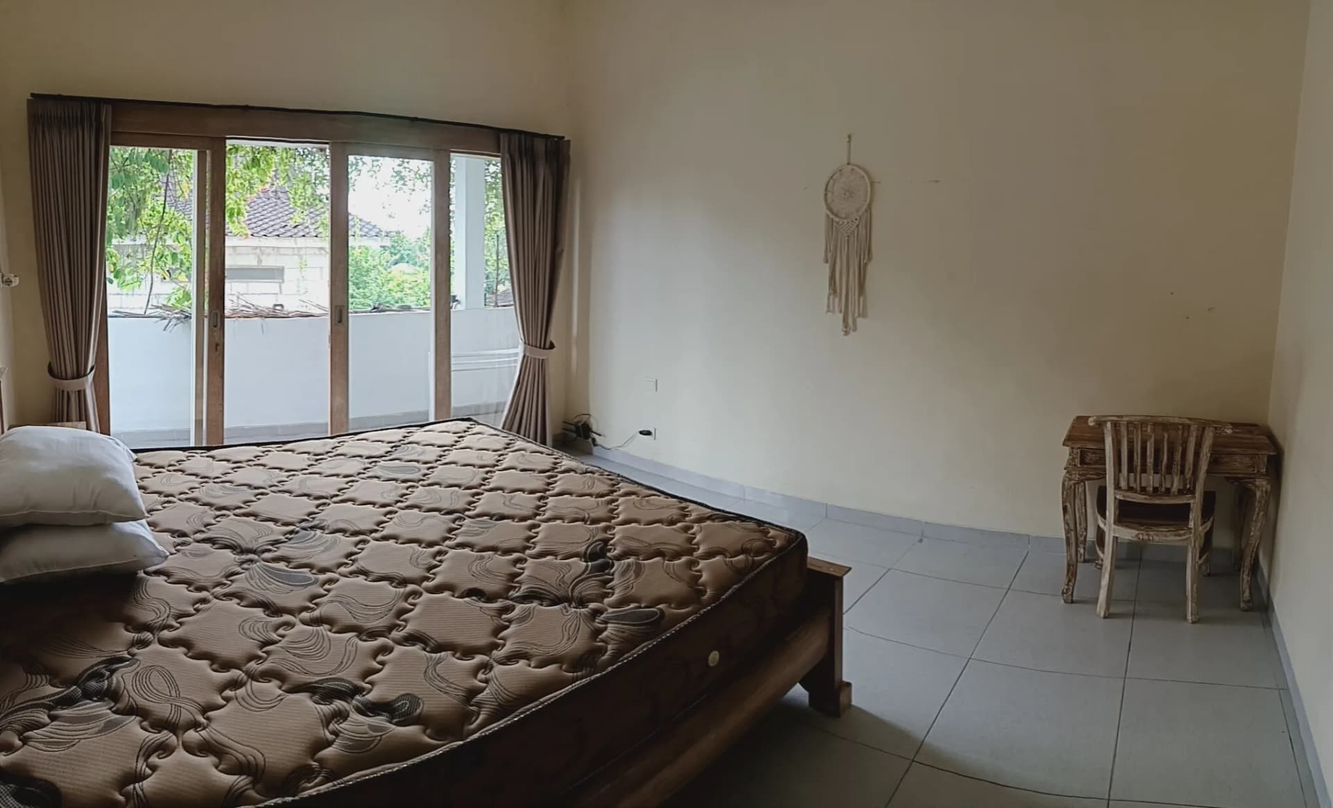 Charming Fully Furnished Homestay Room in Pererenan with Shared Pool and Modern Amenities, foto 2