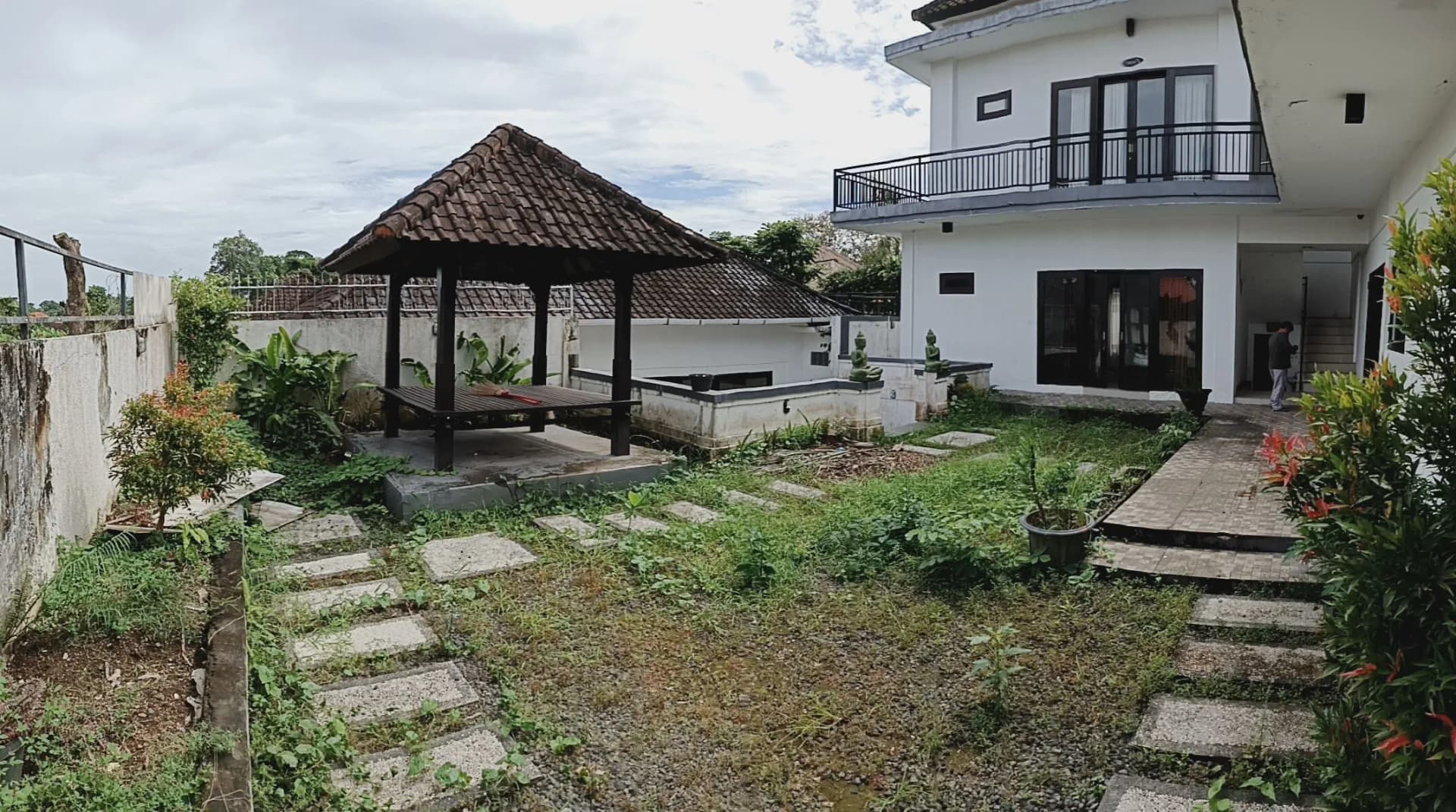 Spacious 6-Bedroom Villa with Rice Field View in Tumbak Bayuh - Investment Opportunity with Renovation Potential, foto 1