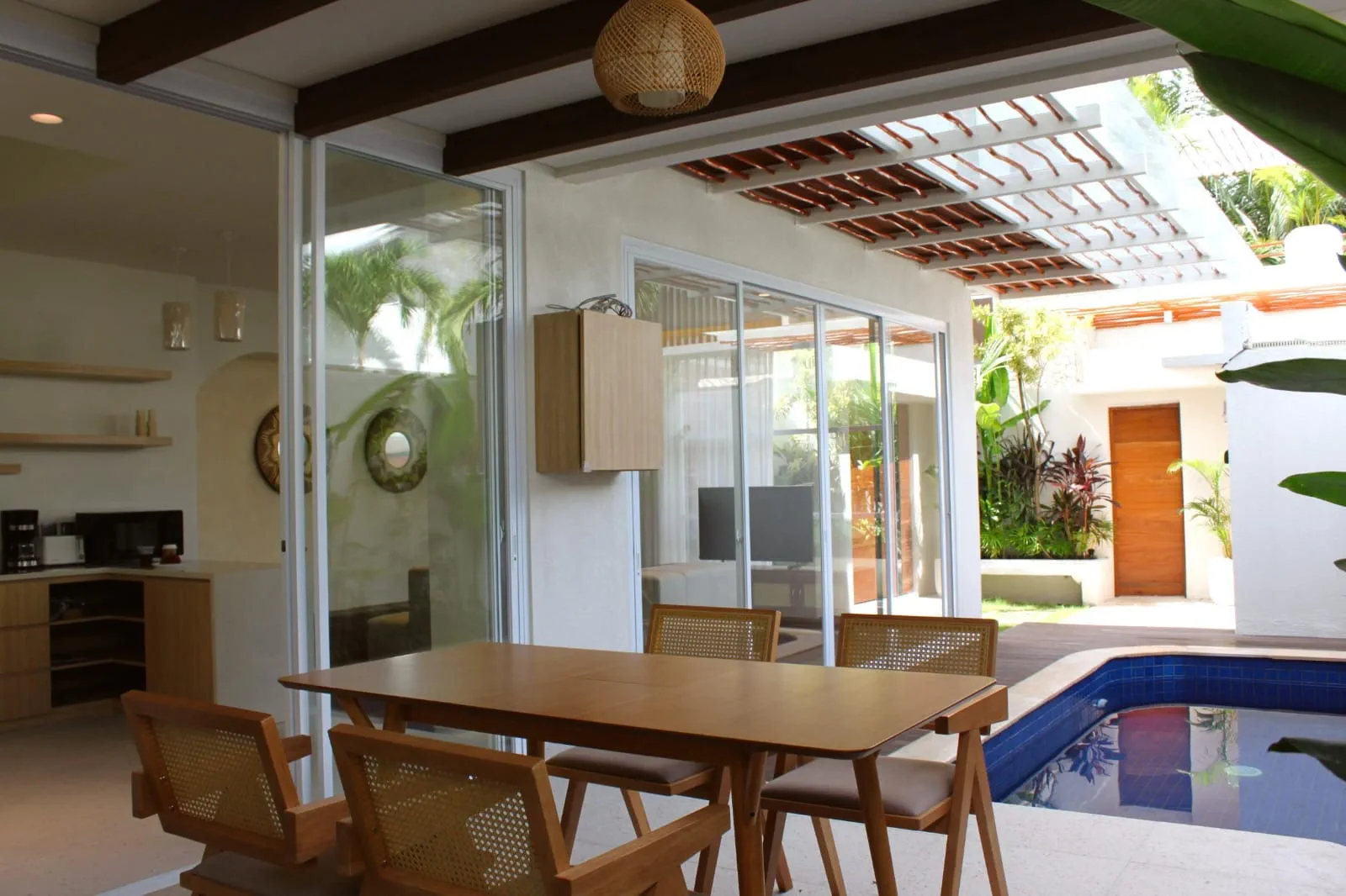 Stylish Fully Furnished Villa in Bali – 2 Bedrooms with Private Sundeck, foto 2