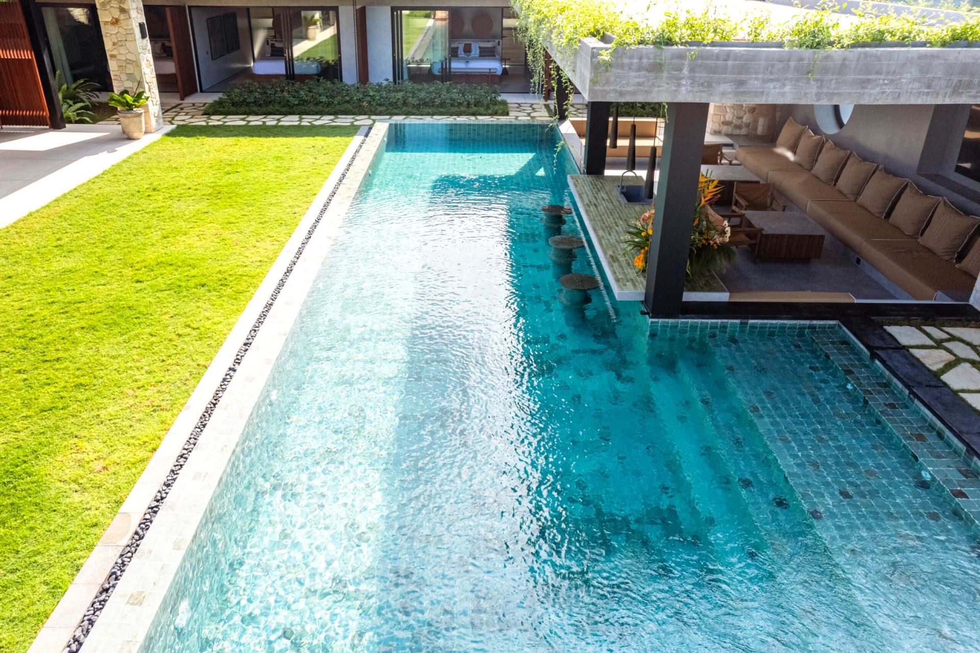 6-Bedroom Luxury Villa with Swim-Up Bar in Prime Canggu Location – Just 100m from the Beach, foto 2